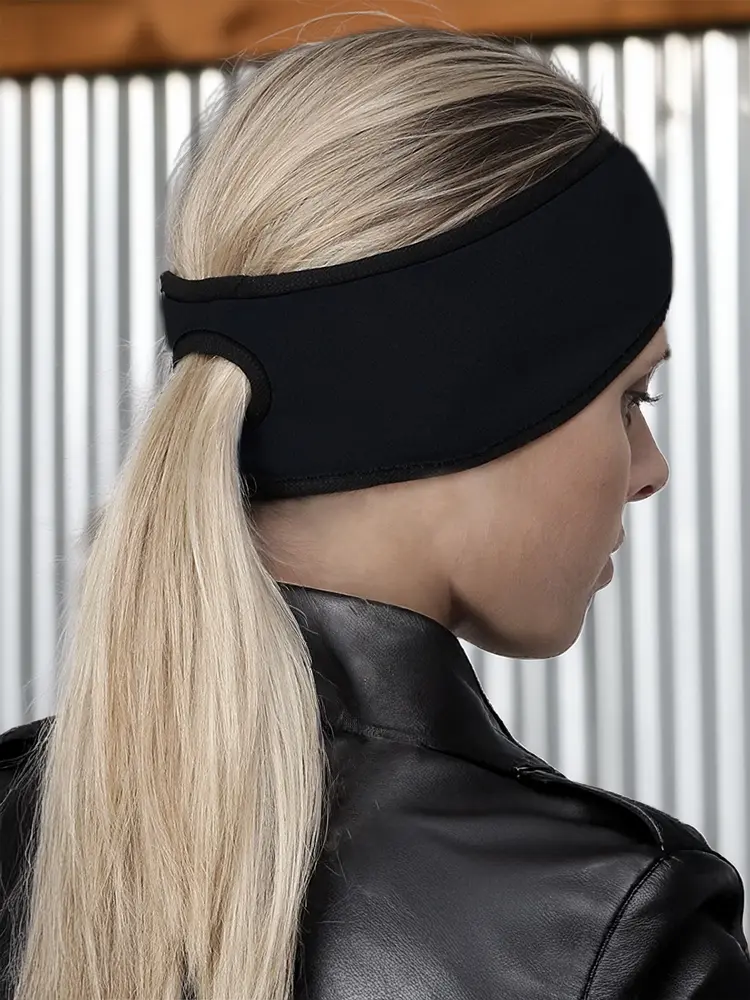 Quarter-Microfleece-MockUp-Woman (1).webp